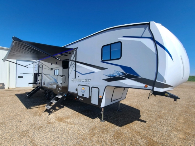 2023 Cherokee Arctic Wolf 321BH