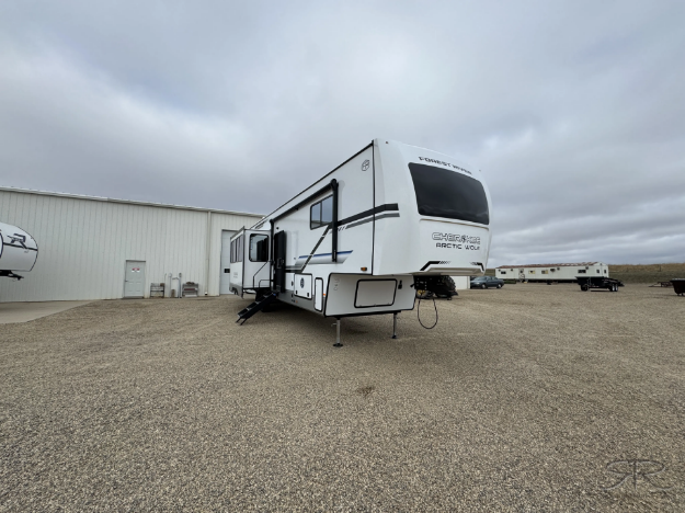 2025 Cherokee Arctic Wolf 3850 Suite