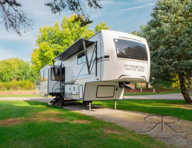 2025 Arctic Wolf 3250SUITE