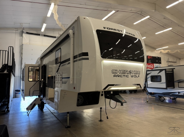 2025 Arctic Wolf 3250SUITE