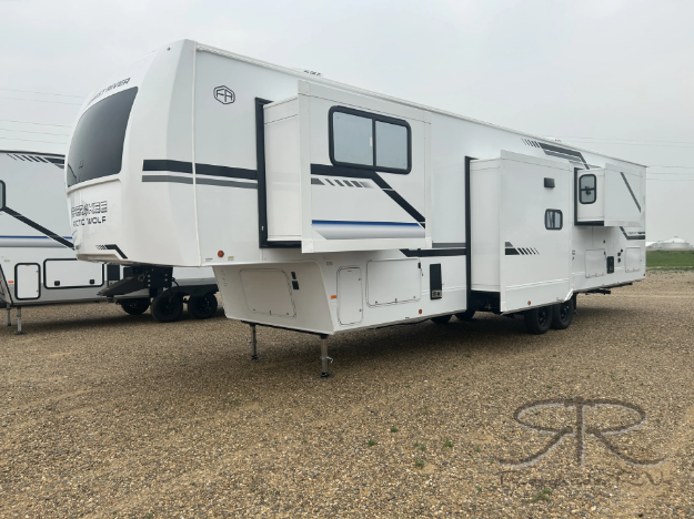 2026 Cherokee Arctic Wolf 3950 Suite 
